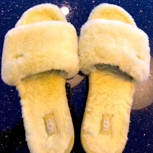 🥰Authentic UGG slippers size 6 US 💓❣️